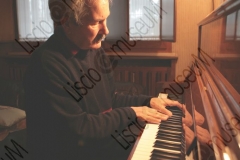 FORLI'. ABITAZIONE DI ALTERO "AL" PEDULLI, MUSICISTA E ARRANGIATORE DELL'ORCHESTRA CASADEI. HA SUONATO SIA CON SECONDO CHE CON RAOUL CASADEI. PIANOFORTE. FOTOGRAFIE REALIZZATE NELL'AMBITO DELLA CAMPAGNA FOTOGRAFICA LISCIO@MUSEUM 2008, MUSEO DELLA MUSICA E DEL BALLO TRADIZIONALI ROMAGNOLI. FOLK