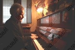 FORLI'. ABITAZIONE DI ALTERO "AL" PEDULLI, MUSICISTA E ARRANGIATORE DELL'ORCHESTRA CASADEI. HA SUONATO SIA CON SECONDO CHE CON RAOUL CASADEI. PIANOFORTE. FOTOGRAFIE REALIZZATE NELL'AMBITO DELLA CAMPAGNA FOTOGRAFICA LISCIO@MUSEUM 2008, MUSEO DELLA MUSICA E DEL BALLO TRADIZIONALI ROMAGNOLI. FOLK