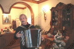 FORLI'. ABITAZIONE DI ALTERO "AL" PEDULLI, MUSICISTA E ARRANGIATORE DELL'ORCHESTRA CASADEI. HA SUONATO SIA CON SECONDO CHE CON RAOUL CASADEI. FISARMONICA. FOTOGRAFIE REALIZZATE NELL'AMBITO DELLA CAMPAGNA FOTOGRAFICA LISCIO@MUSEUM 2008, MUSEO DELLA MUSICA E DEL BALLO TRADIZIONALI ROMAGNOLI. FOLK