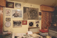 FAENZA, RAVENNA. ABITAZIONE DI FRANCESCO LEGA, COLLEZIONISTA DI DISCHI, MUSICASSETTE, LP, CD CHE RIGUARDANO MUSICISTI ROMAGNOLI. CIMELI DEDICATI A SECONDO CASADEI, COPPE, GAGLIARDETTI. FOTOGRAFIE REALIZZATE NELL'AMBITO DELLA CAMPAGNA FOTOGRAFICA LISCIO@MUSEUM 2008, MUSEO DELLA MUSICA E DEL BALLO TRADIZIONALI ROMAGNOLI. FOLK