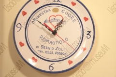 FAENZA, RAVENNA. ABITAZIONE DI FRANCESCO LEGA, COLLEZIONISTA DI DISCHI, MUSICASSETTE, LP, CD CHE RIGUARDANO MUSICISTI ROMAGNOLI. OROLOGIO. FOTOGRAFIE REALIZZATE NELL'AMBITO DELLA CAMPAGNA FOTOGRAFICA LISCIO@MUSEUM 2008, MUSEO DELLA MUSICA E DEL BALLO TRADIZIONALI ROMAGNOLI. FOLK