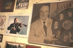 FAENZA, RAVENNA. ABITAZIONE DI FRANCESCO LEGA, COLLEZIONISTA DI DISCHI, MUSICASSETTE, LP, CD CHE RIGUARDANO MUSICISTI ROMAGNOLI. CIMELI, FOTOGRAFIE, RICORDI DEDICATI A SECONDO CASADEI. FOTOGRAFIE REALIZZATE NELL'AMBITO DELLA CAMPAGNA FOTOGRAFICA LISCIO@MUSEUM 2008, MUSEO DELLA MUSICA E DEL BALLO TRADIZIONALI ROMAGNOLI. FOLK