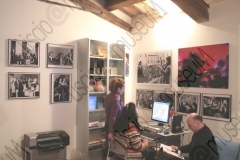 SAVIGNANO SUL RUBICONE, FORLI' - CESENA. CENTRO CULTURALE DI PALAZZO VENDEMINI - BIBLIOTECA COMUNALE. SEDE E UFFICI DEL LISCIO@MUSEUM. COMPUTER, TELEVISORI, LINEA DI MONTAGGIO, STEREO, DISCHI, MUSICASSETTE, FOTOGRAFIE D'EPOCA. PAOLA SOBREO, DIRETTRICE DEL MUSEO E DEL CENTRO CULTURALE, MARIA GRAZIA PARINI, BIBLIOTECARIA, GIUSEPPE PAZZAGLIA, RICERCATORE. FOTOGRAFIE REALIZZATE NELL'AMBITO DELLA CAMPAGNA LISCIO@MUSEUM 2008, MUSEO DELLA MUSICA E DEL BALLO TRADIZIONALI ROMAGNOLI. FOLK