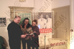 SAVIGNANO SUL RUBICONE, FORLI' - CESENA. CENTRO CULTURALE DI PALAZZO VENDEMINI - BIBLIOTECA COMUNALE. SEDE E UFFICI DEL LISCIO@MUSEUM. COMPUTER, TELEVISORI, LINEA DI MONTAGGIO, STEREO, DISCHI, MUSICASSETTE, FOTOGRAFIE D'EPOCA. PAOLA SOBREO, DIRETTRICE DEL MUSEO E DEL CENTRO CULTURALE, MARIA GRAZIA PARINI, BIBLIOTECARIA, GIUSEPPE PAZZAGLIA, RICERCATORE. FOTOGRAFIE REALIZZATE NELL'AMBITO DELLA CAMPAGNA LISCIO@MUSEUM 2008, MUSEO DELLA MUSICA E DEL BALLO TRADIZIONALI ROMAGNOLI. FOLK