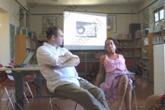 Cavriago (Reggio Emilia). Sala Civica Arduini, biblioteca comunale. Presentazioni di volumi dedicati alla musica popolare in Emilia-Romagna all'interno della manifestazione Taca dancer. Musica, stage, laboratori e disfide tra antiche orchestre per il recupero culturale del liscio delle origini. Andrea Bonvicini (con la camicia bianca), direttore artistico della manifestazione intervista Paola Sobrero, direttrice del Liscio@museuM di Savignano sul Rubicone, e presentano il volume Carlo Brighi. Suoni e immagini della Romagna tra '800 e '900.