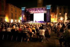 REGGIO EMILIA. PIAZZA PRAMPOLINI. "GRANDE SFIDA ALL'ULTIMO VALZER", GARA TRA ORCHESTRE DI LISCIO. "I VIOLINI DI SANTA VITTORIA" CONTRO LA FORMAZIONE "SECONDO A NESSUNO". MUSICA FOLK ROMAGNOLA. ANZIANI.