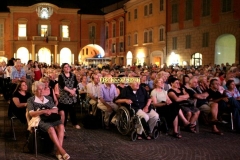 REGGIO EMILIA. PIAZZA PRAMPOLINI. "GRANDE SFIDA ALL'ULTIMO VALZER", GARA TRA ORCHESTRE DI LISCIO. "I VIOLINI DI SANTA VITTORIA" CONTRO LA FORMAZIONE "SECONDO A NESSUNO". MUSICA FOLK ROMAGNOLA. ANZIANI.