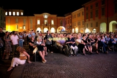 REGGIO EMILIA. PIAZZA PRAMPOLINI. "GRANDE SFIDA ALL'ULTIMO VALZER", GARA TRA ORCHESTRE DI LISCIO. "I VIOLINI DI SANTA VITTORIA" CONTRO LA FORMAZIONE "SECONDO A NESSUNO". MUSICA FOLK ROMAGNOLA. ANZIANI.