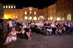 REGGIO EMILIA. PIAZZA PRAMPOLINI. "GRANDE SFIDA ALL'ULTIMO VALZER", GARA TRA ORCHESTRE DI LISCIO. "I VIOLINI DI SANTA VITTORIA" CONTRO LA FORMAZIONE "SECONDO A NESSUNO". MUSICA FOLK ROMAGNOLA.