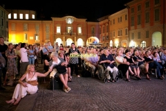 REGGIO EMILIA. PIAZZA PRAMPOLINI. "GRANDE SFIDA ALL'ULTIMO VALZER", GARA TRA ORCHESTRE DI LISCIO. "I VIOLINI DI SANTA VITTORIA" CONTRO LA FORMAZIONE "SECONDO A NESSUNO". MUSICA FOLK ROMAGNOLA.