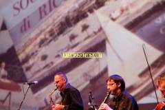 REGGIO EMILIA. PIAZZA PRAMPOLINI. "GRANDE SFIDA ALL'ULTIMO VALZER", GARA TRA ORCHESTRE DI LISCIO. "I VIOLINI DI SANTA VITTORIA" CONTRO LA FORMAZIONE "SECONDO A NESSUNO". MUSICA FOLK ROMAGNOLA. NELLO SCHERMO PASSATO FILMATI E FOTO DEDICATI A SECONDO CASADEI.