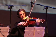 REGGIO EMILIA. PIAZZA PRAMPOLINI. "GRANDE SFIDA ALL'ULTIMO VALZER", GARA TRA ORCHESTRE DI LISCIO. "I VIOLINI DI SANTA VITTORIA" CONTRO LA FORMAZIONE "SECONDO A NESSUNO". MUSICA FOLK ROMAGNOLA SU TESTI E COMPOSIZIONI DI SECONDO CASADEI. VIOLINO.