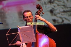 REGGIO EMILIA. PIAZZA PRAMPOLINI. "GRANDE SFIDA ALL'ULTIMO VALZER", GARA TRA ORCHESTRE DI LISCIO. "I VIOLINI DI SANTA VITTORIA" CONTRO LA FORMAZIONE "SECONDO A NESSUNO". MUSICA FOLK ROMAGNOLA. NELLO SCHERMO PASSATO FILMATI E FOTO DEDICATI A SECONDO CASADEI.