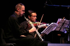 REGGIO EMILIA. PIAZZA PRAMPOLINI. "GRANDE SFIDA ALL'ULTIMO VALZER", GARA TRA ORCHESTRE DI LISCIO. "I VIOLINI DI SANTA VITTORIA" CONTRO LA FORMAZIONE "SECONDO A NESSUNO". MUSICA FOLK ROMAGNOLA SU TESTI E COMPOSIZIONI DI SECONDO CASADEI.