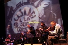 REGGIO EMILIA. PIAZZA PRAMPOLINI. "GRANDE SFIDA ALL'ULTIMO VALZER", GARA TRA ORCHESTRE DI LISCIO. "I VIOLINI DI SANTA VITTORIA" CONTRO LA FORMAZIONE "SECONDO A NESSUNO". MUSICA FOLK ROMAGNOLA. NELLO SCHERMO PASSATO FILMATI E FOTO DEDICATI A SECONDO CASADEI.