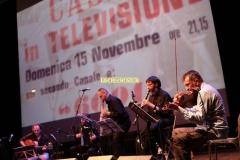 REGGIO EMILIA. PIAZZA PRAMPOLINI. "GRANDE SFIDA ALL'ULTIMO VALZER", GARA TRA ORCHESTRE DI LISCIO. "I VIOLINI DI SANTA VITTORIA" CONTRO LA FORMAZIONE "SECONDO A NESSUNO". MUSICA FOLK ROMAGNOLA. NELLO SCHERMO PASSATO FILMATI E FOTO DEDICATI A SECONDO CASADEI.