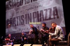 REGGIO EMILIA. PIAZZA PRAMPOLINI. "GRANDE SFIDA ALL'ULTIMO VALZER", GARA TRA ORCHESTRE DI LISCIO. "I VIOLINI DI SANTA VITTORIA" CONTRO LA FORMAZIONE "SECONDO A NESSUNO". MUSICA FOLK ROMAGNOLA. NELLO SCHERMO PASSATO FILMATI E FOTO DEDICATI A SECONDO CASADEI.