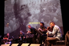 REGGIO EMILIA. PIAZZA PRAMPOLINI. "GRANDE SFIDA ALL'ULTIMO VALZER", GARA TRA ORCHESTRE DI LISCIO. "I VIOLINI DI SANTA VITTORIA" CONTRO LA FORMAZIONE "SECONDO A NESSUNO". MUSICA FOLK ROMAGNOLA. NELLO SCHERMO PASSATO FILMATI E FOTO DEDICATI A SECONDO CASADEI.