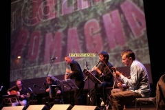 REGGIO EMILIA. PIAZZA PRAMPOLINI. "GRANDE SFIDA ALL'ULTIMO VALZER", GARA TRA ORCHESTRE DI LISCIO. "I VIOLINI DI SANTA VITTORIA" CONTRO LA FORMAZIONE "SECONDO A NESSUNO". MUSICA FOLK ROMAGNOLA. NELLO SCHERMO PASSATO FILMATI E FOTO DEDICATI A SECONDO CASADEI.