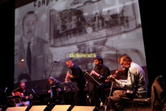 REGGIO EMILIA. PIAZZA PRAMPOLINI. "GRANDE SFIDA ALL'ULTIMO VALZER", GARA TRA ORCHESTRE DI LISCIO. "I VIOLINI DI SANTA VITTORIA" CONTRO LA FORMAZIONE "SECONDO A NESSUNO". MUSICA FOLK ROMAGNOLA. NELLO SCHERMO PASSATO FILMATI E FOTO DEDICATI A SECONDO CASADEI.