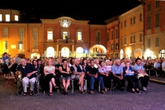 REGGIO EMILIA. PIAZZA PRAMPOLINI. "GRANDE SFIDA ALL'ULTIMO VALZER", GARA TRA ORCHESTRE DI LISCIO. "I VIOLINI DI SANTA VITTORIA" CONTRO LA FORMAZIONE "SECONDO A NESSUNO". MUSICA FOLK ROMAGNOLA. ANZIANI.