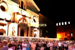 REGGIO EMILIA. PIAZZA PRAMPOLINI. "GRANDE SFIDA ALL'ULTIMO VALZER", GARA TRA ORCHESTRE DI LISCIO. "I VIOLINI DI SANTA VITTORIA" CONTRO LA FORMAZIONE "SECONDO A NESSUNO". MUSICA FOLK ROMAGNOLA. ANZIANI.