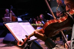 REGGIO EMILIA. PIAZZA PRAMPOLINI. "GRANDE SFIDA ALL'ULTIMO VALZER", GARA TRA ORCHESTRE DI LISCIO. "I VIOLINI DI SANTA VITTORIA" CONTRO LA FORMAZIONE "SECONDO A NESSUNO". MUSICA FOLK ROMAGNOLA SU TESTI E COMPOSIZIONI DI SECONDO CASADEI. VIOLINO.