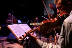 REGGIO EMILIA. PIAZZA PRAMPOLINI. "GRANDE SFIDA ALL'ULTIMO VALZER", GARA TRA ORCHESTRE DI LISCIO. "I VIOLINI DI SANTA VITTORIA" CONTRO LA FORMAZIONE "SECONDO A NESSUNO". MUSICA FOLK ROMAGNOLA SU TESTI E COMPOSIZIONI DI SECONDO CASADEI. VIOLINO.