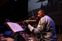 REGGIO EMILIA. PIAZZA PRAMPOLINI. "GRANDE SFIDA ALL'ULTIMO VALZER", GARA TRA ORCHESTRE DI LISCIO. "I VIOLINI DI SANTA VITTORIA" CONTRO LA FORMAZIONE "SECONDO A NESSUNO". MUSICA FOLK ROMAGNOLA SU TESTI E COMPOSIZIONI DI SECONDO CASADEI. VIOLINO.