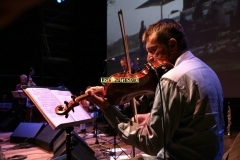 REGGIO EMILIA. PIAZZA PRAMPOLINI. "GRANDE SFIDA ALL'ULTIMO VALZER", GARA TRA ORCHESTRE DI LISCIO. "I VIOLINI DI SANTA VITTORIA" CONTRO LA FORMAZIONE "SECONDO A NESSUNO". MUSICA FOLK ROMAGNOLA SU TESTI E COMPOSIZIONI DI SECONDO CASADEI. VIOLINO.