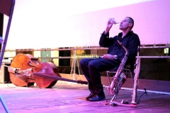 REGGIO EMILIA. PIAZZA PRAMPOLINI. "GRANDE SFIDA ALL'ULTIMO VALZER", GARA TRA ORCHESTRE DI LISCIO. "I VIOLINI DI SANTA VITTORIA" CONTRO LA FORMAZIONE "SECONDO A NESSUNO". MUSICA FOLK ROMAGNOLA SU TESTI E COMPOSIZIONI DI SECONDO CASADEI. CLAUDIO CARBONI.