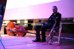 REGGIO EMILIA. PIAZZA PRAMPOLINI. "GRANDE SFIDA ALL'ULTIMO VALZER", GARA TRA ORCHESTRE DI LISCIO. "I VIOLINI DI SANTA VITTORIA" CONTRO LA FORMAZIONE "SECONDO A NESSUNO". MUSICA FOLK ROMAGNOLA SU TESTI E COMPOSIZIONI DI SECONDO CASADEI. CLAUDIO CARBONI.