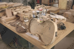 RIMINI. LABORATORIO DI LIUTERIA DEI FRATELLI MIGANI, DOVE VENGONO COSTRUITI ARTIGIANALMENTE VIOLINI, VIOLE E VIOLONCELLI. PARTICOLARI DELLA COSTRUZIONE DI UN VIOLINO, TRUCIOLI DI LEGNO, STRUMENTI PER MISURARE LO SPESSORE DEL LEGNO, TELAIO DEL VIOLINO. FOTOGRAFIE REALIZZATE NELL'AMBITO DELLA CAMPAGNA LISCIO@MUSEUM 2008, MUSEO DELLA MUSICA E DEL BALLO TRADIZIONALI ROMAGNOLI. FOLK