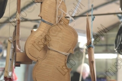 RIMINI. LABORATORIO DI LIUTERIA DEI FRATELLI MIGANI, DOVE VENGONO COSTRUITI ARTIGIANALMENTE VIOLINI, VIOLE E VIOLONCELLI. VIOLINI IN COSTRUZIONE, STRUMENTI PER LAVORARE IL LEGNO, FALEGNAMERIA. FOTOGRAFIE REALIZZATE NELL'AMBITO DELLA CAMPAGNA LISCIO@MUSEUM 2008, MUSEO DELLA MUSICA E DEL BALLO TRADIZIONALI ROMAGNOLI. FOLK