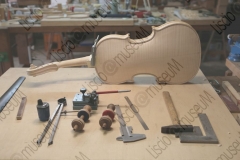 RIMINI. LABORATORIO DI LIUTERIA DEI FRATELLI MIGANI, DOVE VENGONO COSTRUITI ARTIGIANALMENTE VIOLINI, VIOLE E VIOLONCELLI. VIOLINO IN COSTRUZIONE, STRUMENTI: SGORBIE, CALIBRI, MARTELLO, SQUADRA, COMPASSO, MATITA, ECC. FOTOGRAFIE REALIZZATE NELL'AMBITO DELLA CAMPAGNA LISCIO@MUSEUM 2008, MUSEO DELLA MUSICA E DEL BALLO TRADIZIONALI ROMAGNOLI. FOLK