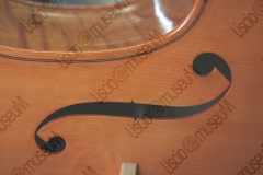 RIMINI. LABORATORIO DI LIUTERIA DEI FRATELLI MIGANI, DOVE VENGONO COSTRUITI ARTIGIANALMENTE VIOLINI, VIOLE E VIOLONCELLI. PARTICOLARI SI UN VIOLINO, RICCIOLO EFFE NELLA CASSA ARMONICA, TASTIERA. FOTOGRAFIE REALIZZATE NELL'AMBITO DELLA CAMPAGNA LISCIO@MUSEUM 2008, MUSEO DELLA MUSICA E DEL BALLO TRADIZIONALI ROMAGNOLI. FOLK