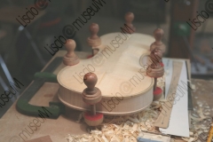 RIMINI. LABORATORIO DI LIUTERIA DEI FRATELLI MIGANI, DOVE VENGONO COSTRUITI ARTIGIANALMENTE VIOLINI, VIOLE E VIOLONCELLI. VIOLINO IN COSTRUZIONE, STRUMENTI: SGORBIE, CALIBRI, MARTELLO, SQUADRA, COMPASSO, MATITA, ECC. FOTOGRAFIE REALIZZATE NELL'AMBITO DELLA CAMPAGNA LISCIO@MUSEUM 2008, MUSEO DELLA MUSICA E DEL BALLO TRADIZIONALI ROMAGNOLI. FOLK