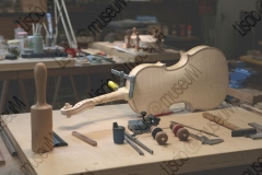 RIMINI. LABORATORIO DI LIUTERIA DEI FRATELLI MIGANI, DOVE VENGONO COSTRUITI ARTIGIANALMENTE VIOLINI, VIOLE E VIOLONCELLI. VIOLINO IN COSTRUZIONE, STRUMENTI: SGORBIE, CALIBRI, MARTELLO, SQUADRA, COMPASSO, MATITA, ECC. FOTOGRAFIE REALIZZATE NELL'AMBITO DELLA CAMPAGNA LISCIO@MUSEUM 2008, MUSEO DELLA MUSICA E DEL BALLO TRADIZIONALI ROMAGNOLI. FOLK