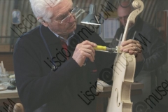 RIMINI. LABORATORIO DI LIUTERIA DEI FRATELLI MIGANI, DOVE VENGONO COSTRUITI ARTIGIANALMENTE VIOLINI, VIOLE E VIOLONCELLI. FERDINANDO MIGANI COSTRUISCE IL VIOLINO. FOTOGRAFIE REALIZZATE NELL'AMBITO DELLA CAMPAGNA LISCIO@MUSEUM 2008, MUSEO DELLA MUSICA E DEL BALLO TRADIZIONALI ROMAGNOLI. FOLK