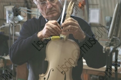 RIMINI. LABORATORIO DI LIUTERIA DEI FRATELLI MIGANI, DOVE VENGONO COSTRUITI ARTIGIANALMENTE VIOLINI, VIOLE E VIOLONCELLI. FERDINANDO MIGANI COSTRUISCE IL VIOLINO. FOTOGRAFIE REALIZZATE NELL'AMBITO DELLA CAMPAGNA LISCIO@MUSEUM 2008, MUSEO DELLA MUSICA E DEL BALLO TRADIZIONALI ROMAGNOLI. FOLK