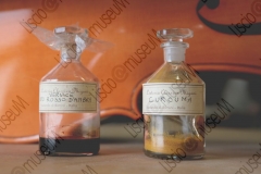 RIMINI. LABORATORIO DI LIUTERIA DEI FRATELLI MIGANI, DOVE VENGONO COSTRUITI ARTIGIANALMENTE VIOLINI, VIOLE E VIOLONCELLI. BOTTIGLIE CON LE SOSTANZE CHIMICHE PER SINTETIZZARE LA VERNICE, VIOLONCELLO. FOTOGRAFIE REALIZZATE NELL'AMBITO DELLA CAMPAGNA LISCIO@MUSEUM 2008, MUSEO DELLA MUSICA E DEL BALLO TRADIZIONALI ROMAGNOLI. FOLK