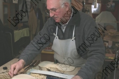 RIMINI. LABORATORIO DI LIUTERIA DEI FRATELLI MIGANI, DOVE VENGONO COSTRUITI ARTIGIANALMENTE VIOLINI, VIOLE E VIOLONCELLI. PIERLUIGI MIGANI COSTRUISCE LA CASSA ARMONICA DI UN VIOLINO. FOTOGRAFIE REALIZZATE NELL'AMBITO DELLA CAMPAGNA LISCIO@MUSEUM 2008, MUSEO DELLA MUSICA E DEL BALLO TRADIZIONALI ROMAGNOLI. FOLK