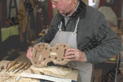 RIMINI. LABORATORIO DI LIUTERIA DEI FRATELLI MIGANI, DOVE VENGONO COSTRUITI ARTIGIANALMENTE VIOLINI, VIOLE E VIOLONCELLI. PIERLUIGI MIGANI COSTRUISCE LA CASSA ARMONICA DI UN VIOLINO. FOTOGRAFIE REALIZZATE NELL'AMBITO DELLA CAMPAGNA LISCIO@MUSEUM 2008, MUSEO DELLA MUSICA E DEL BALLO TRADIZIONALI ROMAGNOLI. FOLK