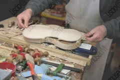 RIMINI. LABORATORIO DI LIUTERIA DEI FRATELLI MIGANI, DOVE VENGONO COSTRUITI ARTIGIANALMENTE VIOLINI, VIOLE E VIOLONCELLI. PIERLUIGI MIGANI COSTRUISCE LA CASSA ARMONICA DI UN VIOLINO. FOTOGRAFIE REALIZZATE NELL'AMBITO DELLA CAMPAGNA LISCIO@MUSEUM 2008, MUSEO DELLA MUSICA E DEL BALLO TRADIZIONALI ROMAGNOLI. FOLK