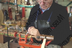 RIMINI. LABORATORIO DI LIUTERIA DEI FRATELLI MIGANI, DOVE VENGONO COSTRUITI ARTIGIANALMENTE VIOLINI, VIOLE E VIOLONCELLI. FERDINANDO MIGANO COSTRUISCE UN VIOLINO, LAVORA AL TORNIO, LEGNO. FOTOGRAFIE REALIZZATE NELL'AMBITO DELLA CAMPAGNA LISCIO@MUSEUM 2008, MUSEO DELLA MUSICA E DEL BALLO TRADIZIONALI ROMAGNOLI. FOLK