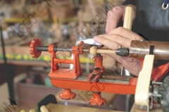 RIMINI. LABORATORIO DI LIUTERIA DEI FRATELLI MIGANI, DOVE VENGONO COSTRUITI ARTIGIANALMENTE VIOLINI, VIOLE E VIOLONCELLI. FERDINANDO MIGANO COSTRUISCE UN VIOLINO, LAVORA AL TORNIO, LEGNO. FOTOGRAFIE REALIZZATE NELL'AMBITO DELLA CAMPAGNA LISCIO@MUSEUM 2008, MUSEO DELLA MUSICA E DEL BALLO TRADIZIONALI ROMAGNOLI. FOLK