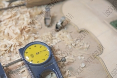 RIMINI. LABORATORIO DI LIUTERIA DEI FRATELLI MIGANI, DOVE VENGONO COSTRUITI ARTIGIANALMENTE VIOLINI, VIOLE E VIOLONCELLI. FASI DELLA COSTRUZIONE DI UN VIOLINO, STRUMENTO PER MISURARE LO SPESSORE DEL LEGNO, TRUCIOLI. FOTOGRAFIE REALIZZATE NELL'AMBITO DELLA CAMPAGNA LISCIO@MUSEUM 2008, MUSEO DELLA MUSICA E DEL BALLO TRADIZIONALI ROMAGNOLI. FOLK