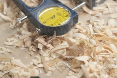 RIMINI. LABORATORIO DI LIUTERIA DEI FRATELLI MIGANI, DOVE VENGONO COSTRUITI ARTIGIANALMENTE VIOLINI, VIOLE E VIOLONCELLI. FASI DELLA COSTRUZIONE DI UN VIOLINO, STRUMENTO PER MISURARE LO SPESSORE DEL LEGNO, TRUCIOLI. FOTOGRAFIE REALIZZATE NELL'AMBITO DELLA CAMPAGNA LISCIO@MUSEUM 2008, MUSEO DELLA MUSICA E DEL BALLO TRADIZIONALI ROMAGNOLI. FOLK