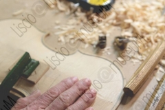 RIMINI. LABORATORIO DI LIUTERIA DEI FRATELLI MIGANI, DOVE VENGONO COSTRUITI ARTIGIANALMENTE VIOLINI, VIOLE E VIOLONCELLI. FASI DELLA COSTRUZIONE DI UN VIOLINO, STRUMENTO PER MISURARE LO SPESSORE DEL LEGNO, TRUCIOLI. FOTOGRAFIE REALIZZATE NELL'AMBITO DELLA CAMPAGNA LISCIO@MUSEUM 2008, MUSEO DELLA MUSICA E DEL BALLO TRADIZIONALI ROMAGNOLI. FOLK