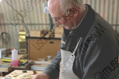 RIMINI. LABORATORIO DI LIUTERIA DEI FRATELLI MIGANI, DOVE VENGONO COSTRUITI ARTIGIANALMENTE VIOLINI, VIOLE E VIOLONCELLI. PIERLUIGI MIGANI COSTRUISCE LA CASSA ARMONICA DI UN VIOLINO. FOTOGRAFIE REALIZZATE NELL'AMBITO DELLA CAMPAGNA LISCIO@MUSEUM 2008, MUSEO DELLA MUSICA E DEL BALLO TRADIZIONALI ROMAGNOLI. FOLK